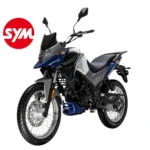 القلاف_للدراجات_النارية_ دراجة SYM SYM NHT 200 بلون أزرق ملكي تظهر من زاوية أمامية مع شعار SYM الأحمر على خلفية بيضاء، تجمع بين قمة الأداء وروح المغامرة. _دراجة_نارية