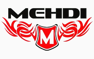 القلاف_للدراجات_النارية_ تُظهر الصورة كلمة "MEHDI" بأحرف سوداء عريضة فوق درع أحمر عليه حرف M أبيض محاط بتصميمات لهب أحمر مجردة. _دراجة_نارية