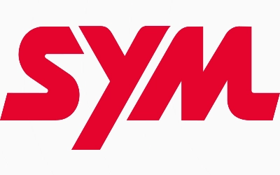 القلاف_للدراجات_النارية_ شعار SYM أحمر بحروف عريضة ومنمقة على خلفية بيضاء. _دراجة_نارية