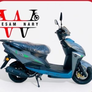 القلاف_للدراجات_النارية_ يتم عرض السكوتر الكهربائي عجيب وسام نارياريارنر9، باللونين الأزرق والأسود مع لمسات خضراء في الداخل على خلفية بيضاء. يظهر شعار نارياري في الزاوية العلوية اليسرى، مما يضفي لمسة عجيبة على العرض. _دراجة_نارية