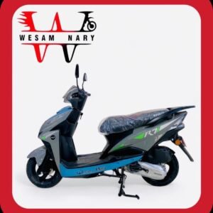 القلاف_للدراجات_النارية_ يظهر السكوتر الكهربائي عجيب ناري ناري ناري9، باللونين الأزرق والأسود مع لمسات خضراء على خلفية بيضاء مع شعاره واسم الطراز معروضين بخط عريض في الزاوية اليسرى العليا. _دراجة_نارية