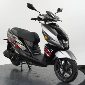 القلاف_للدراجات_النارية_ دراجة دراجة دبابية دبابية شبيهة بدراجة نارية ذات لمسات سوداء وفضية وحمراء متوقفة على سطح محكم على خلفية بيضاء عادية. _دراجة_نارية