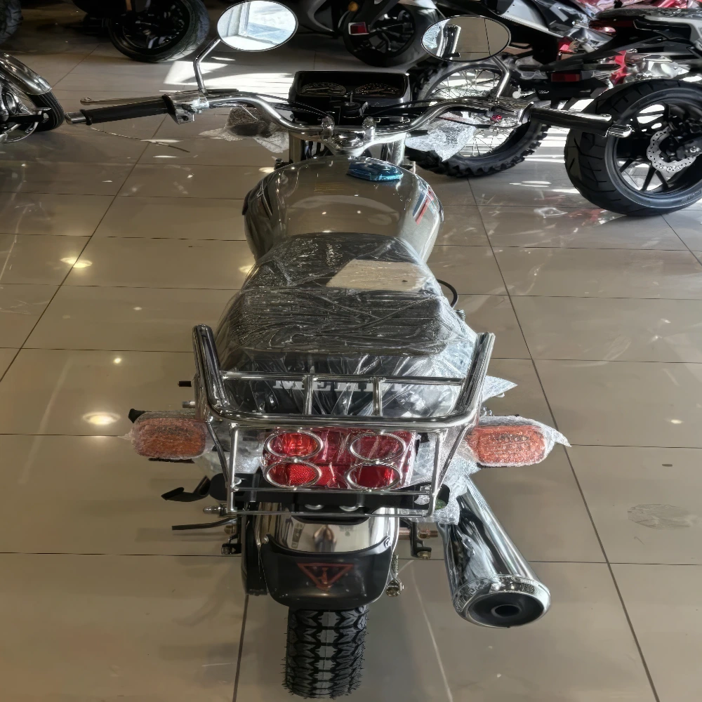 القلاف_للدراجات_النارية_ أ دراجة دبابجة مهدي مهدي 250 سي سي سبورت بلون رمادي من القلاف لدراجات النارية، مغطاة بغلاف بلاستيكي واقفة على أرضية سيراميك لامعة، وتظهر من الخلف. _دراجة_نارية