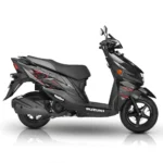 القلاف_للدراجات_النارية_ سوزوكي سوزوكي أفينيس 125 2025 بالأسود مع خطوط حمراء ورمادية، يظهر بتصميم جانبي أنيق وخلفية بيضاء، سكوتري حضري حضري مع تخزين 21.5L من القوائم لدراجات نارية. _دراجة_نارية