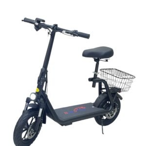 القلاف_للدراجات_النارية_ يظهر سكوتر اسكوتر MS105- 48V/13000AH، وهو سكوتر كهربائي أسود اللون مزود بمقعد، ومصابيح أمامية وسلة تخزين خلفية ومسند، على خلفية بيضاء. _دراجة_نارية