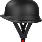 القلاف_للدراجات_النارية_ خوذة دراجة دراجة نارية لون اسود بتصميم مميز بحماية قصيرة وحزام ذقن، مستوحاة من خوذة الجيش الألماني الكلاسيكي. _دراجة_نارية