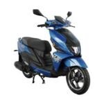 القلاف_للدراجات_النارية_ دباب شبيبي افينيوس - التنين بايك هو سكوتر كهربائي أزرق اللون بمقعد وتفاصيل سوداء، معروض من زاوية جانبية أمامية على خلفية بيضاء، مما يبرز تصميمه العصري وأسلوبه المبتكر. _دراجة_نارية