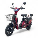 القلاف_للدراجات_النارية_ دراجة دراجة كهربائية من نوع MS016 حمراء جديدة ذات سلة أمامية ومقعدين ومساند أقدام خلفية ومرايا جانبية، تظهر على خلفية بيضاء. _دراجة_نارية