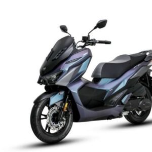 القلاف_للدراجات_النارية_ سكوتر SYM Jet X 125 باللون الأحمر، يتميز بتصميم عصري وأنيق، معروض من الجانب الأمامي على خلفية بيضاء. لمسات اللون الاحمر تبرز الطابع العصري المميز للسكوتر. _دراجة_نارية