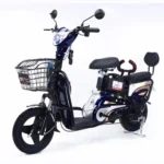 القلاف_للدراجات_النارية_ دراجة كهربائية مزودة بسلة أمامية ومقعد خلفي مع مسند ظهر ومرايا وحامل جانبي، تظهر على خلفية بيضاء عادية. _دراجة_نارية