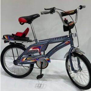 القلاف_للدراجات_النارية_ دراجة أطفال رمادية اللون مزودة بملصقات ملونة وعجلات تدريب ومقعد مبطن وملحق سلة أمامية. الموديل: B20RLG - 325. النص العربي بالأسفل. _دراجة_نارية