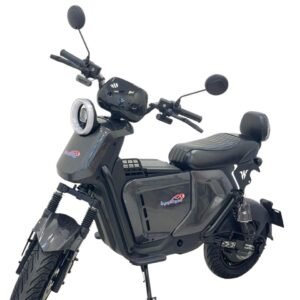 القلاف_للدراجات_النارية_ يتميز سكوتوتورتي كهربائي من طراز 120 طراز 120 بمرايا خلفية، مصباح أمامي ومقعد مبعدطن تم تصوير هذا السكوتر الكهربائي الأسود على خلفية بيضاء ليبرز تصميمه العصري وراحته. _دراجة_نارية