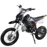 القلاف_للدراجات_النارية_ دراجة ترابية باللونين الأبيض والأسود للطرق الوعرة بإطارات معقودة ومحرك مرئي ونظام تعليق أمامي وخلفي ومسند ومقود أسود. _دراجة_نارية