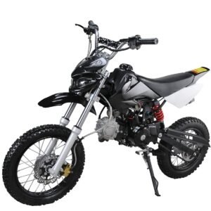 القلاف_للدراجات_النارية_ دراجة ترابية باللونين الأبيض والأسود للطرق الوعرة بإطارات معقودة ومحرك مرئي ونظام تعليق أمامي وخلفي ومسند ومقود أسود. _دراجة_نارية