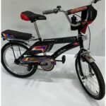 القلاف_للدراجات_النارية_ دراجة أطفال رامبو "رامبو" باللونين الأسود والأخضر مع ملصقات ملونة وسلة أمامية ومقعد مبطن ووسادة مقود. الموديل: B20RDG - 325. النص العربي أدناه. _دراجة_نارية