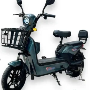 القلاف_للدراجات_النارية_ أنيق دراجة دراجة كهربائية من طراز MS013 مزودة بسلة أمامية مزدوجة، مسند ظهر خلفي ومرايا جانب معروضة على خلفية بيضاء مثالي لتناليك اليومية. _دراجة_نارية