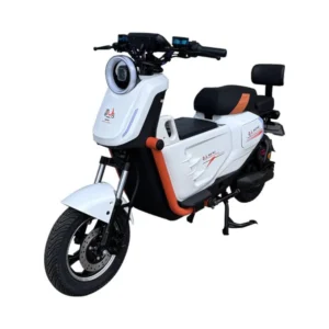 القلاف_للدراجات_النارية_ تظهر سكوتر سكوتر كهربائي RD باللون الأبيض مع لمسات باللونين الأسود والبرتقالي، ومسند ظهر المقعد، ومصباح أمامي دائري من الزاوية الأمامية. _دراجة_نارية