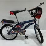 القلاف_للدراجات_النارية_ دراجة أطفال زرقاء اللون بمقعد خلفي وسلة على المقود وشارات ملونة مكتوب عليها B20RNB - 325 فوق نص عربي على خلفية بيضاء. _دراجة_نارية