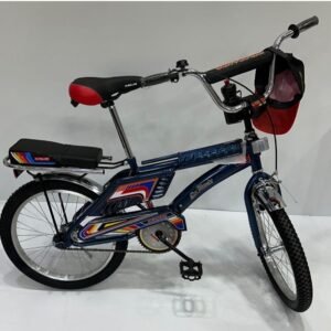 القلاف_للدراجات_النارية_ دراجة أطفال زرقاء اللون بمقعد خلفي وسلة على المقود وشارات ملونة مكتوب عليها B20RNB - 325 فوق نص عربي على خلفية بيضاء. _دراجة_نارية