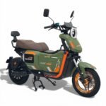 القلاف_للدراجات_النارية_ سيارة سكوتر سكوتر كهربائي خضراء وبرتقالية اللون بمقعد بني اللون متوقفة على مسندها وتحمل علامة "NEW SPEED" وعجلات برتقالية اللون مذهلة. _دراجة_نارية