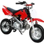 القلاف_للدراجات_النارية_ تظهر دراجة ترابية صغيرة حمراء اللون بإطارات متعرجة ومقعد أسود ولوحة أرقام أمامية بيضاء على خلفية بيضاء. _دراجة_نارية