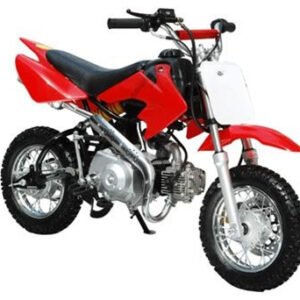 القلاف_للدراجات_النارية_ تظهر دراجة ترابية صغيرة حمراء اللون بإطارات متعرجة ومقعد أسود ولوحة أرقام أمامية بيضاء على خلفية بيضاء. _دراجة_نارية