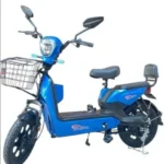 القلاف_للدراجات_النارية_ دراجة كهربائية من طراز طراز من طراز013 باللون الأزرق، مزودة بسلة بسلة أمامية، مرايا جانبية، مقعدين وحامل خلفي، معروضة على خلفية بيضاء. _دراجة_نارية