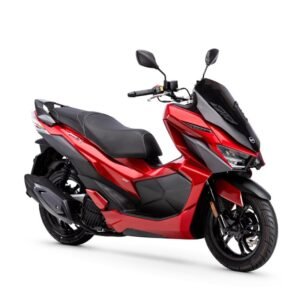 القلاف_للدراجات_النارية_ دراجة سكوتر SYM Jet X 125 باللونين الأحمر والأسود تتميز بتصميم أنيق ومقعد أسود ومرايا مزدوجة ومصابيح أمامية بزاوية على خلفية بيضاء. _دراجة_نارية