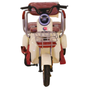 القلاف_للدراجات_النارية_ .منظر أمامي لدراجة كهربائية ثلاثية العجلات من نوع شينشيان مزودة بمصباح بمصباح أمامي، وسهلة أمامية، ولمسات حمراء على المقابض والمقعد ومسند القدم. _دراجة_نارية