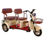 القلاف_للدراجات_النارية_ دراجة كهربائية ثلاثية العجلات من نوع "شينشيان" باللونين الأبيض والأحمر مزود بمقعدين للركاب مقود سلة أمامية ومسند للقدمين تظهر على خلفية بسيطة. _دراجة_نارية