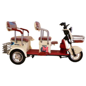 القلاف_للدراجات_النارية_ دراجة كهربائية ثلاثية العجلات من نوع "شينشيان" باللونين الأبيض والأحمر مزمر مزودة بثلاث مقاعد ومقود وسهلة أمام مصممة للتنقل المريح داخل المدن وتظهر في الصورة من الجانب. _دراجة_نارية