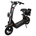 القلاف_للدراجات_النارية_ سكوتر سكوتر كهربائي (ابوسلة) هو سكوتر كهربائي أسود اللون يتميز بمقعدين ومصابيح أمامية مستديرة ومعلق خلفي وحجرة تخزين فوق العجلة الخلفية معروضة على خلفية بيضاء. _دراجة_نارية