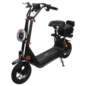 القلاف_للدراجات_النارية_ سكوتر سكوتر كهربائي (ابوسلة) هو سكوتر كهربائي أسود اللون يتميز بمقعدين ومصابيح أمامية مستديرة ومعلق خلفي وحجرة تخزين فوق العجلة الخلفية معروضة على خلفية بيضاء. _دراجة_نارية