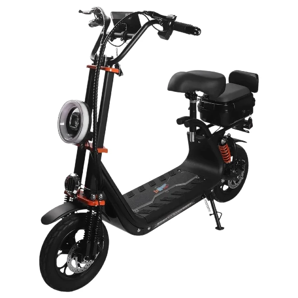 القلاف_للدراجات_النارية_ سكوتر سكوتر كهربائي (ابوسلة) هو سكوتر كهربائي أسود اللون يتميز بمقعدين ومصابيح أمامية مستديرة ومعلق خلفي وحجرة تخزين فوق العجلة الخلفية معروضة على خلفية بيضاء. _دراجة_نارية