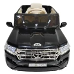 القلاف_للدراجات_النارية_ سيارة كهربائية للأطفال مويوتا، موديل لاند كروزر، سوداء مع مقاعد بيجي وتفاصيل أمامية في المصابيح والشبك. _دراجة_نارية