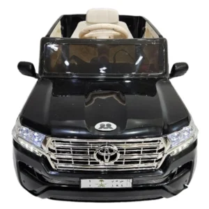 القلاف_للدراجات_النارية_ سيارة كهربائية للأطفال مويوتا، موديل لاند كروزر، سوداء مع مقاعد بيجي وتفاصيل أمامية في المصابيح والشبك. _دراجة_نارية