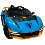 القلاف_للدراجات_النارية_ سيارة أطفال كهربائية من طراز "cb706 - 268" لمسات سوداء وملصقات وشاشة رقمية من طراز "cb706 - 268" لمسات سوداء وملصقات وشاشة رقمية خلف المقود، مصورة على خلفية بيضاء. _دراجة_نارية