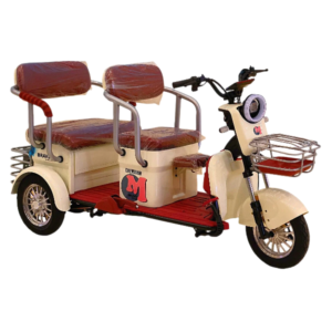 القلاف_للدراجات_النارية_ دراجة كهربائية ثلاثية العجلات من نوع "شينشيان" باللونين الأبيض والأحمر مزود بمقعدين للركاب مقود سلة أمامية ومسند للقدمين تظهر على خلفية بسيطة. _دراجة_نارية