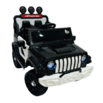 القلاف_للدراجات_النارية_ سيارة جيب جيبية كهربائية للأطفال بلونين أسود وأبيض، بأربع عجلات ومقود ومقود وثلاث كشافات أمام وعبارة "سباق" على مسند الرأس، تظهر في صورة بخلفية بيضاء. _دراجة_نارية