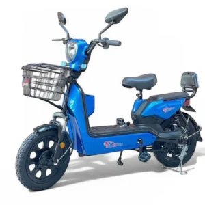 القلاف_للدراجات_النارية_ عربة دراجة دراجة كهربائية زرقاء اللون من طراز MS013 مزودة بسلة أمامية ومقعدين ومساند أقدام خلفية وحامل جانبي على خلفية بيضاء بسيطة. _دراجة_نارية