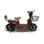 القلاف_للدراجات_النارية_ دراجة دراجة كهربائية حمراء اللون من طراز MS013 مزودة بمقعد مبطن ومسند خلفي ومساند أقدام سوداء وسلة أمامية ومسند، تظهر بشكل جانبي على خلفية بيضاء. _دراجة_نارية