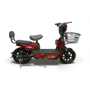 القلاف_للدراجات_النارية_ دراجة دراجة كهربائية حمراء اللون من طراز MS013 مزودة بمقعد مبطن ومسند خلفي ومساند أقدام سوداء وسلة أمامية ومسند، تظهر بشكل جانبي على خلفية بيضاء. _دراجة_نارية
