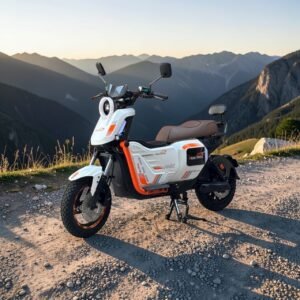 القلاف_للدراجات_النارية_ سيارة سكوتر سكوتر كهربائي RD بيضاء وبرتقالية اللون متوقفة على طريق مليء بالحصى مع سلاسل جبلية وشمس تغرب في الخلفية. _دراجة_نارية
