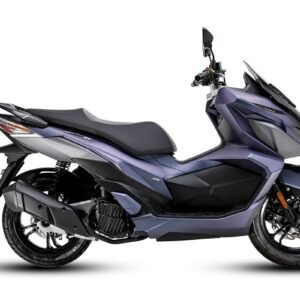 القلاف_للدراجات_النارية_ سكوتر SYM Jet X 125 هو سكوتر عصري باللون البنفسجي غير اللامع مع مظهر جانبي أنيق، معروض على خلفية بيضاء. _دراجة_نارية