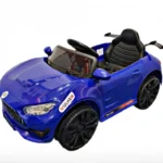 القلاف_للدراجات_النارية_ سيارة كهربائية لعبة زرقاء بمقعدين وعجلات سوداء وملصقات، تظهر مع شاحن وبطارية. النص العربي يقول "بطارية كبيرة وشاحن سريع. _دراجة_نارية