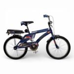 القلاف_للدراجات_النارية_ دراجة دراجة دراجة هوائية زرقاء اللون هوائية للأطفال من نوع "رامبو" (رامبو) على غرار دراجة BMX تتميز بشارات ملونة ومقعد مبطن ومصدات أمامية وخلفية وحزمة بطارية فوق العجلة الخلفية. _دراجة_نارية