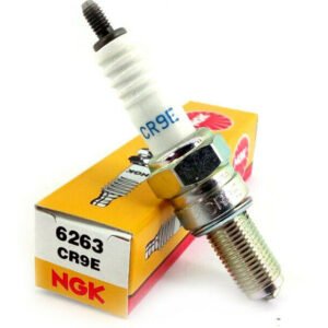 القلاف_للدراجات_النارية_ تظهر شمعة احتراق (بوجي) واحدة من طراز NGK CR9E أمام علبتها الصفراء والحمراء التي تحمل الرقم 6263 CR9E. _دراجة_نارية